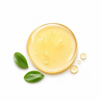 Gota dorada de provitamina B5 (pantenol) con hojas, ingrediente calmante de Oddities